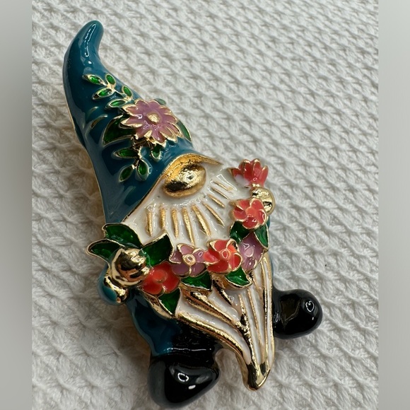 3/$20 Adorable Gnome Pin Brooch Gold-tone - Picture 4 of 6